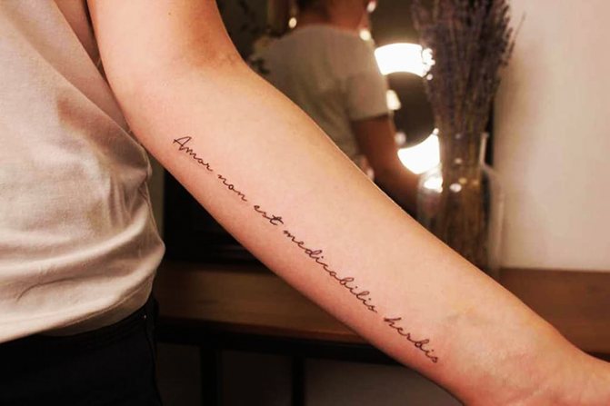 Красива френска фраза за момичета с татуировки, момче