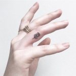 Mooie kleine tattoo op meisjes arm - beste foto ideeën en trends van 2021