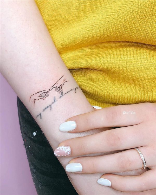 Bonita pequena tatuagem no braço das raparigas - melhores ideias e tendências fotográficas de 2021