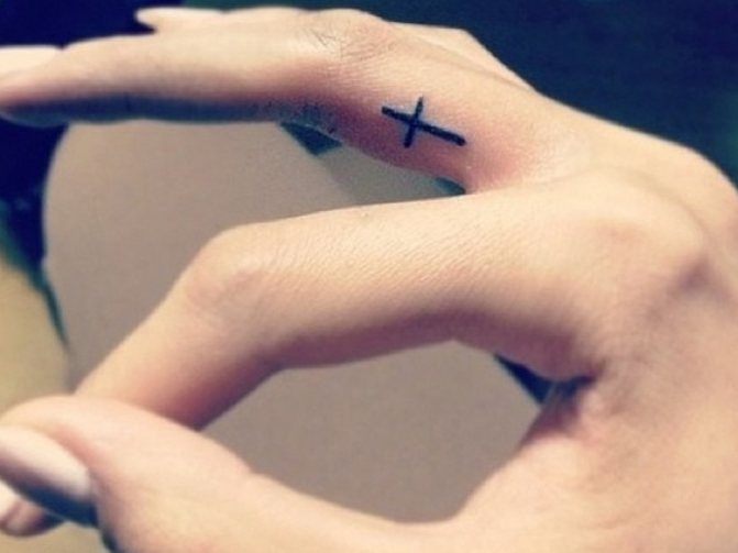 Tatuaj cu cruce pe deget - un semn distinctiv al hoților