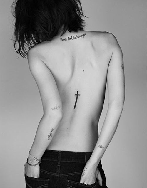 Kryžiaus tatuiruotė ant stuburo