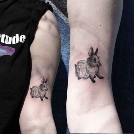 Татуировка на заек върху бицепса