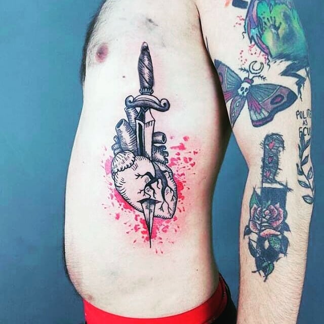 Verinen sydän ja tikari tatuointi