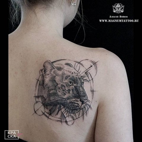 Cool pantera tatuaggio sulla schiena