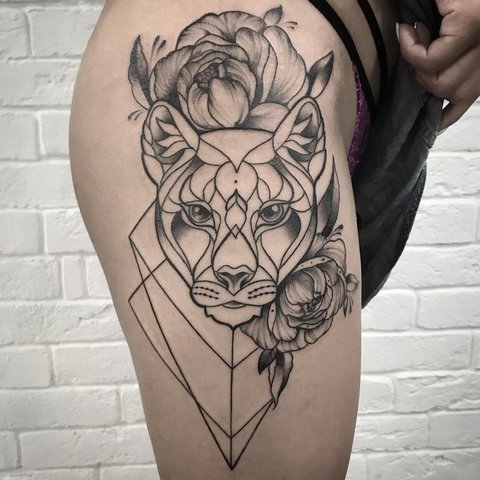 Tatuagem de pantera fria com flores na coxa