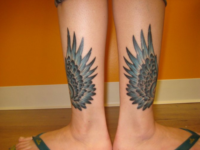 脚踝上的翅膀象征着赫尔墨斯。