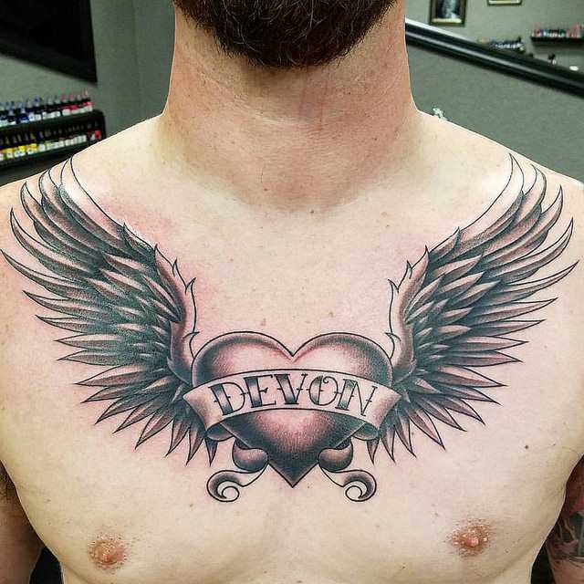 Sparnų tatuiruotė ant krūtinės