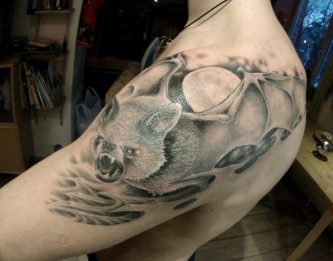A denevér tetoválás az éjszakai tolvajláshoz kapcsolódik.