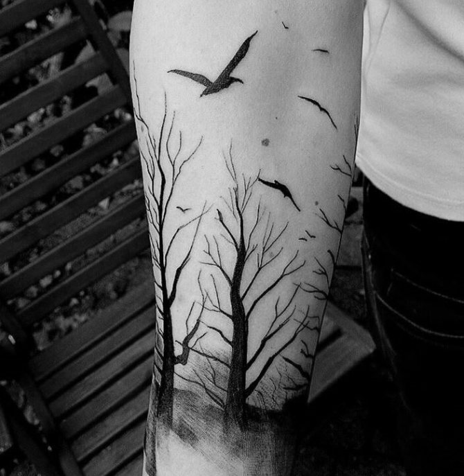 Vögel fliegen über die Bäume - ein glamouröses Tattoo