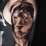 liūto tatuiruotė ant peties