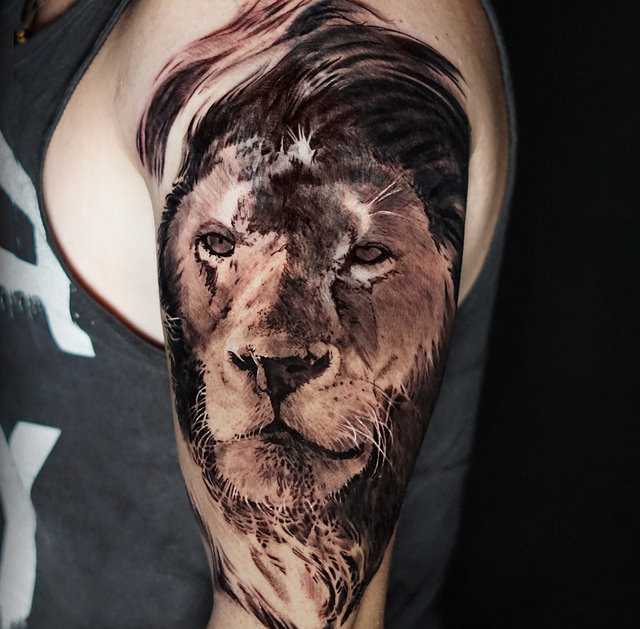 лъвска татуировка на рамото