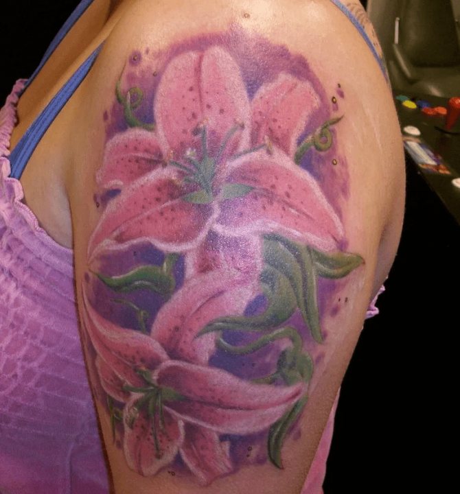 Lily op de schouder tatoeage