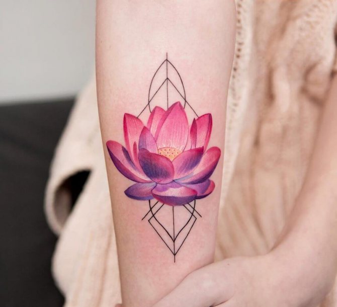 lotosové tetovanie na ruke