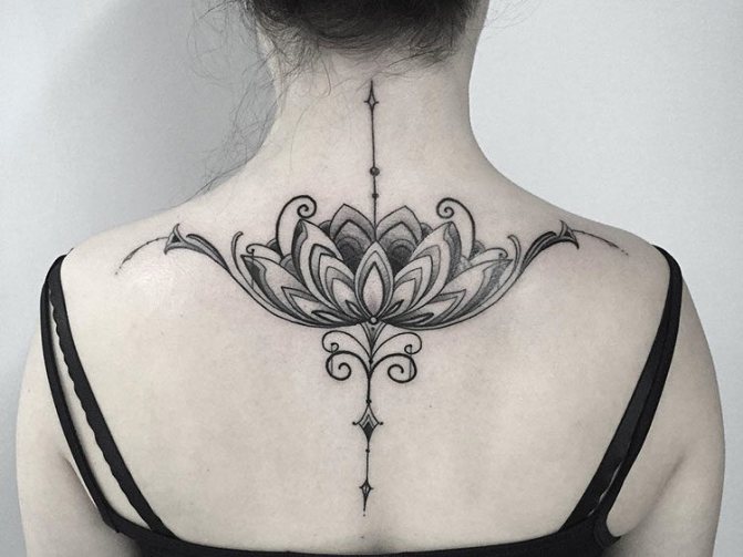 Tatuaggio del loto sulla schiena di una ragazza