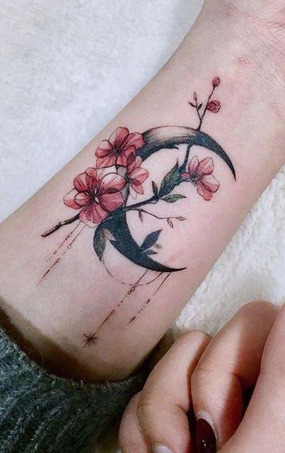 Månen og blomster på håndleddet