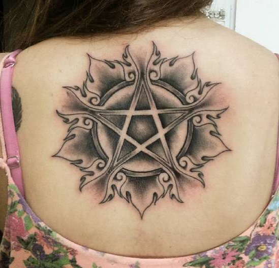 Magisch pentagram op de rug van een meisje