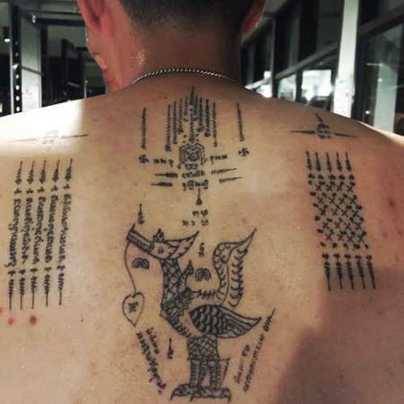 Magisk tatovering, sak yant på hans ryg