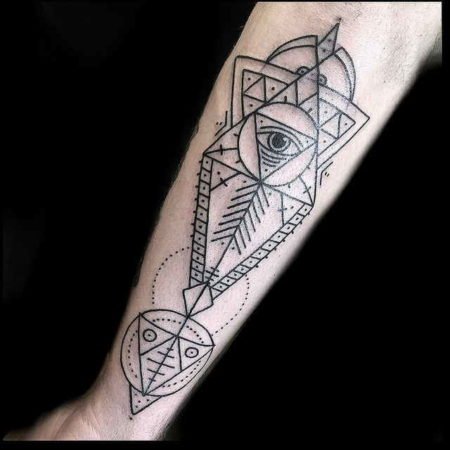 Mágikus szem háromszög tetoválás a kezén