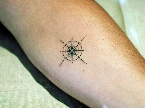 Piccolo tatuaggio a forma di bussola