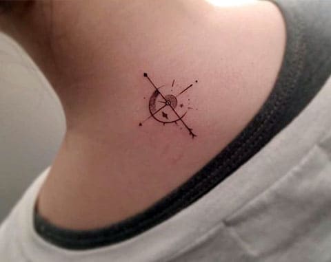 Lille tatovering med kompas på halsen