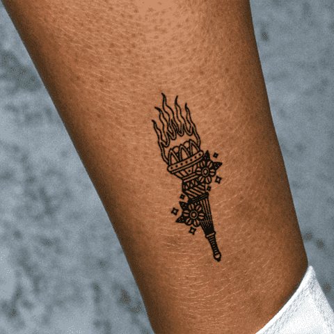 Kis tetoválás egy fáklya a bokán