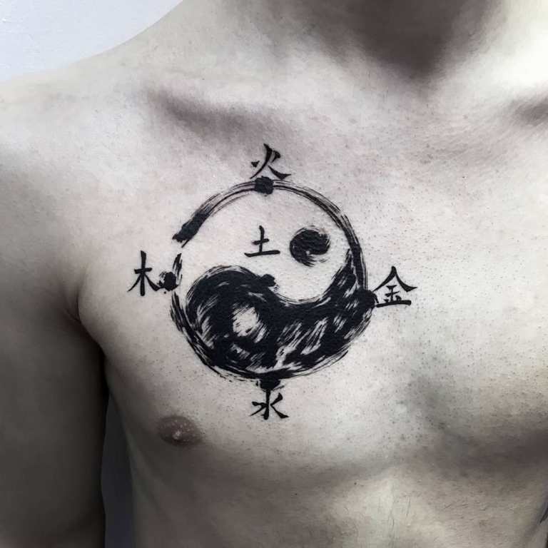 Liten tatuering på bröstet