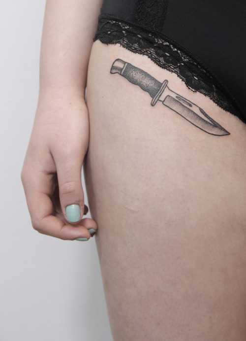 Μικρό τατουάζ μαχαίρι σε ένα κορίτσι