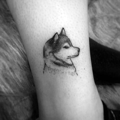 En lille husky-tatovering