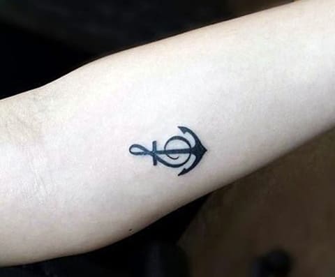 Pieni tatuointi, jossa on ankkuri kädessä