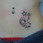 Uma pequena tatuagem com estrelas