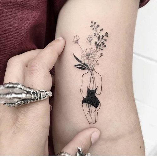 Małe tatuaże dla dziewczynek. Szkice, piękne napisy z sensem, zdjęcie
