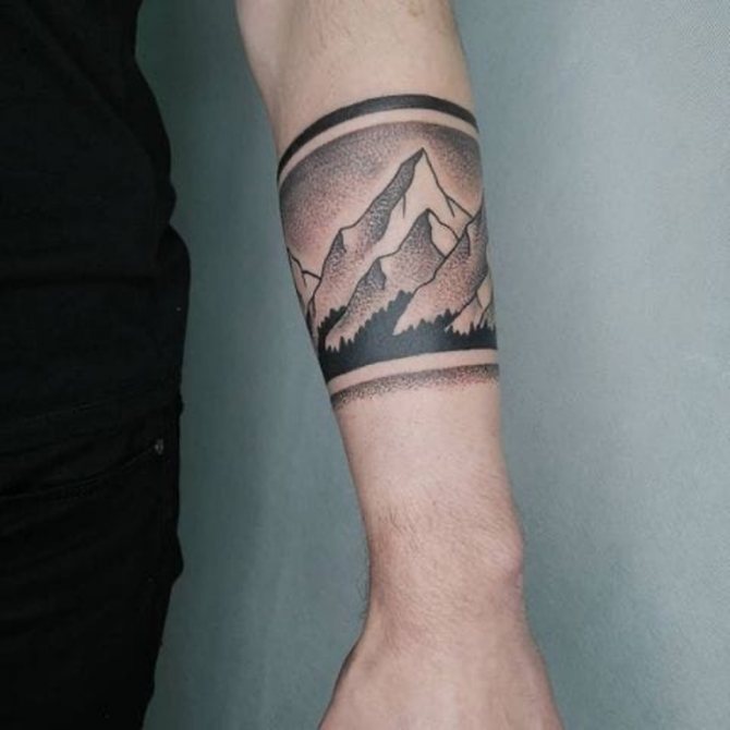 munți de tatuaje