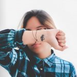 Μικροσκοπικά τατουάζ στο χέρι των κοριτσιών