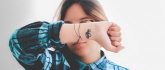 Mažos mergaičių tatuiruotės ant rankos