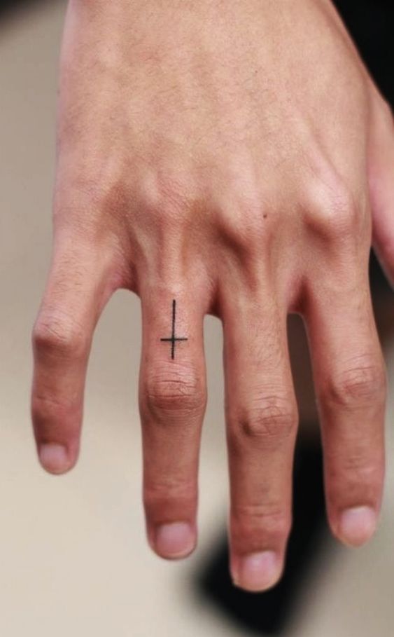 手指上的迷你十字架纹身