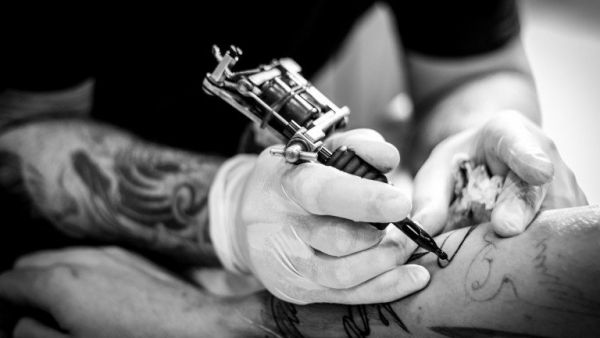 Máquina de tatuagem.