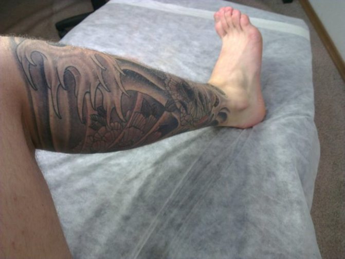 Tatuaggio dalla caviglia al ginocchio