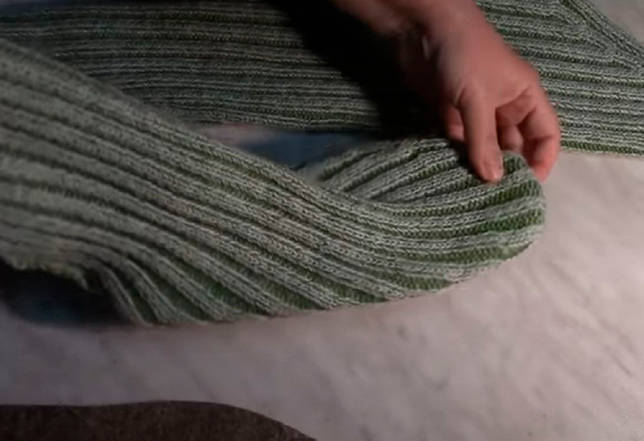 Mesterkurzus a csizma készítéséről egy régi pulóverből