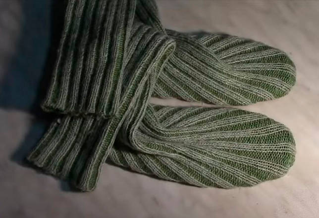 Meisterkurs im Nähen von Stiefeln aus einem alten Pullover