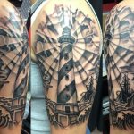 Világítótorony tetoválás a vállon