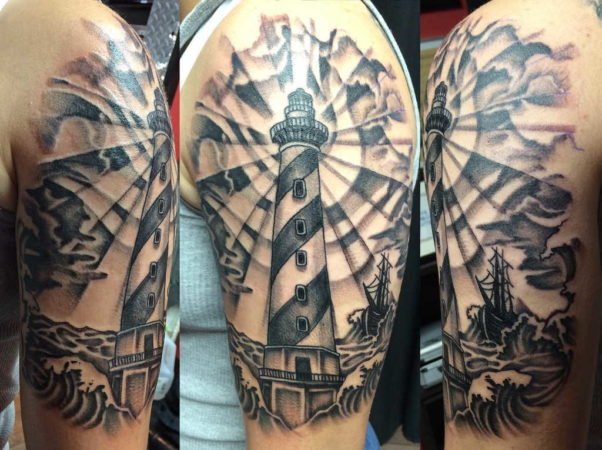 Világítótorony tetoválás a vállon