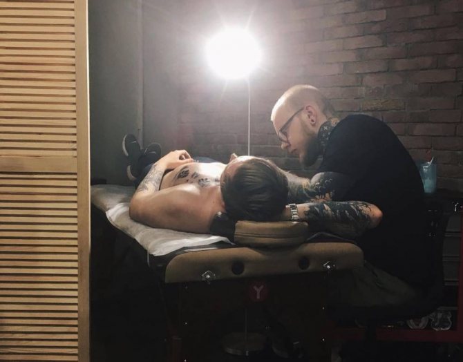 En drøm om tatoveringsmonopol. Interview med skaberen af OMUT tatoveringsstudio