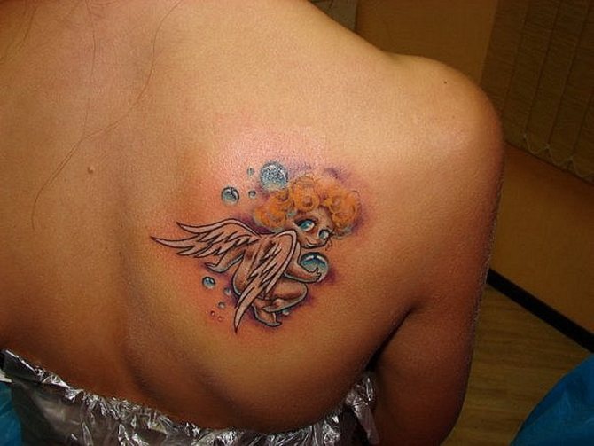 Schattige engel tattoo voor meisje