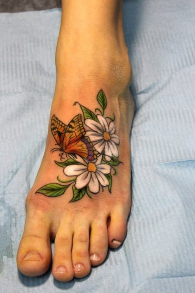 Сладка татуировка на цвете маргаритка върху женските крака