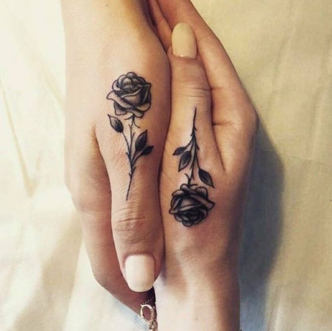 Miniature tatoveringsroser til veninderne