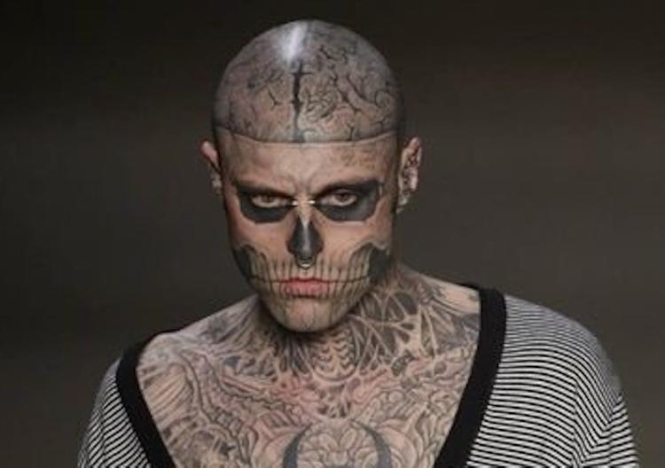 Modelo de Zombie Boy com tatuagem de crânio na cara encontrado morto