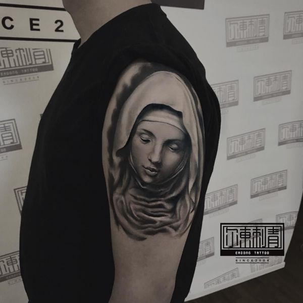 Nonne på skulderen som en tatovering