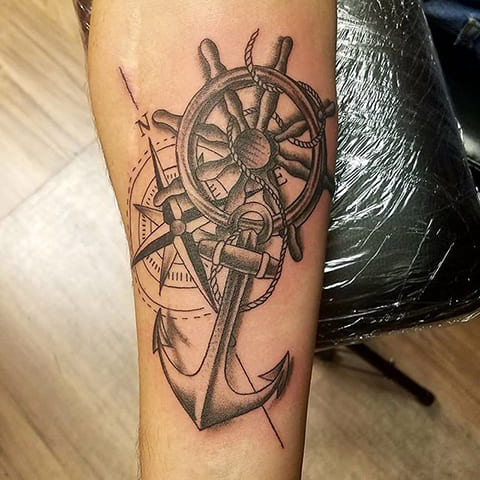 Ankkuri tatuointi merellä