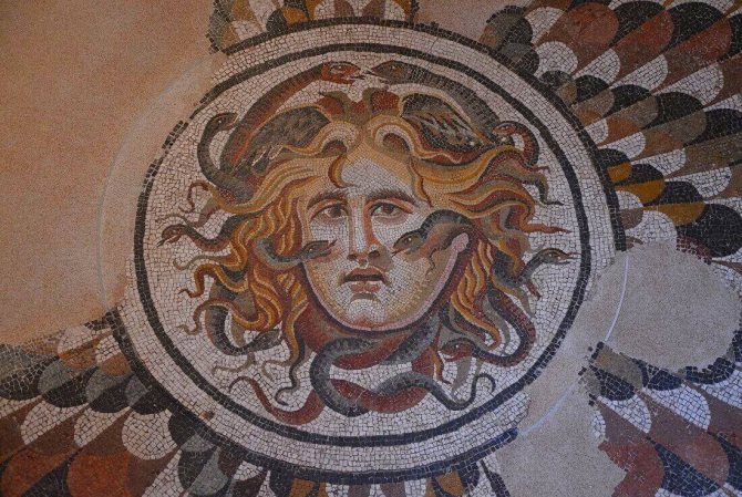 Piso em mosaico com cabeça de Medusa