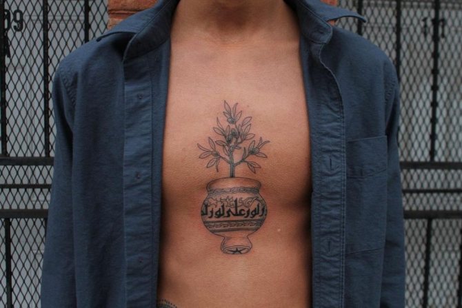 Muslimsk tatovering på brystet
